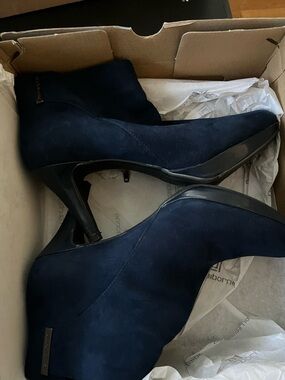 Liz Claiborne Navy Suede Pointed Toe Ankle Heels